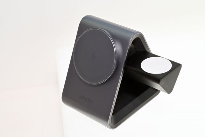 1iPhoneAApple WatchAAirPods܂Ƃ߂ď[dłu737 MagGo Chargeri3-in-1 Stationjvi5{Ai19,900~jBo͂MagSafeő15WAc2͍ő5WBȃXy[XŔzuł悤Ɍ`Hv