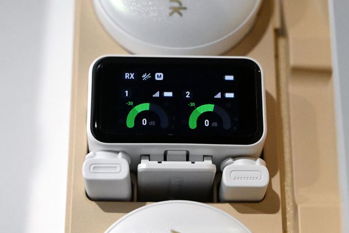 V[o[ɂ̓Xe[^XmFp̃fBXvCpӁBUSB Type-CLightningڑp̃A_v^[tĂAX}[gtHƒڐڑł