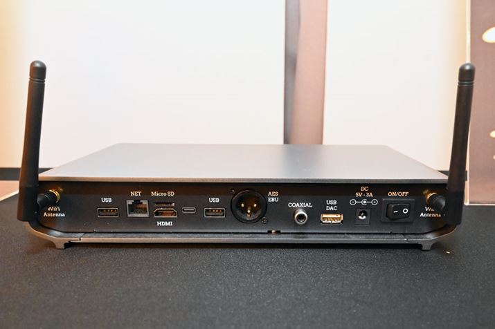 uRIVOv̔wʂ͊eڑ[qсAʐMp̃AeipӂĂ