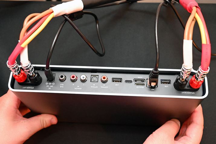 uINTEGROv̔wʁBXs[J[o͂̂قAS/PDIFS/PDIFȂǁA͒[qLxɗpӂĂ