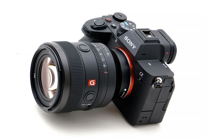 \j[́u7 IVvɁuFE 50mm F1.4 GMvgݍ킹C[WB{Y͑aȂRpNgŁAŐṼ\j[tTCY~[XJƑgݍ킹ۂ̑S̓IȃfUC̃oXɂ܂