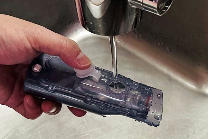 ^NɃXChȂ{̂OA琅܂B^N̗eʂ70mlŖɂĖ{̂ɃZbgĂAdʂ800gȉł