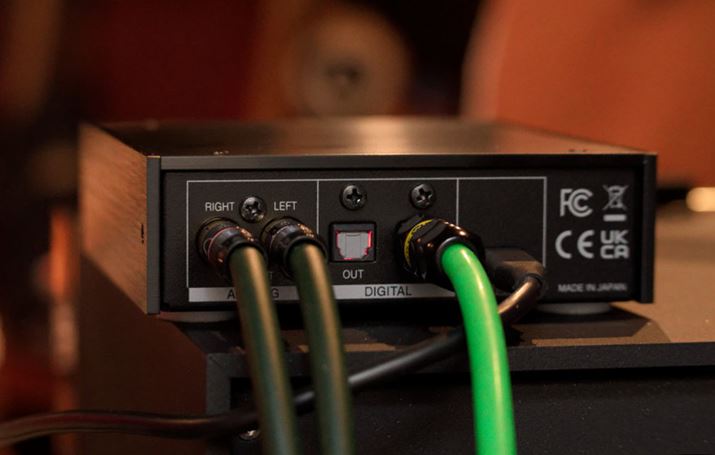 fW^͂ɂUSB Type-ĈقA96kHz܂őΉ[qĂ܂