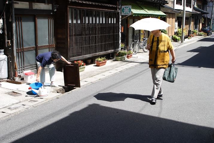 OfڂLmuEOS 10DvŎBe19NO̎ʐ^BPƂтĂ܂Ă̂́ÃfW^J̃_Ci~bNŴłEOS 10DAEF20-35mm F3.5-4.5 USMA28mmi35mmZ45mmjAISO100AF5.6A1/320bAzCgoXFI[gAsN`[X^CFX^_[hiŐVRAW\tgŖ邳ς݁j