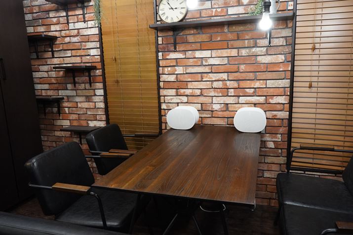 er̐^ʂ̃e[uɁuSonos Era 300v2ݒuBꏊ΃Xs[J[X^hݒuA낤