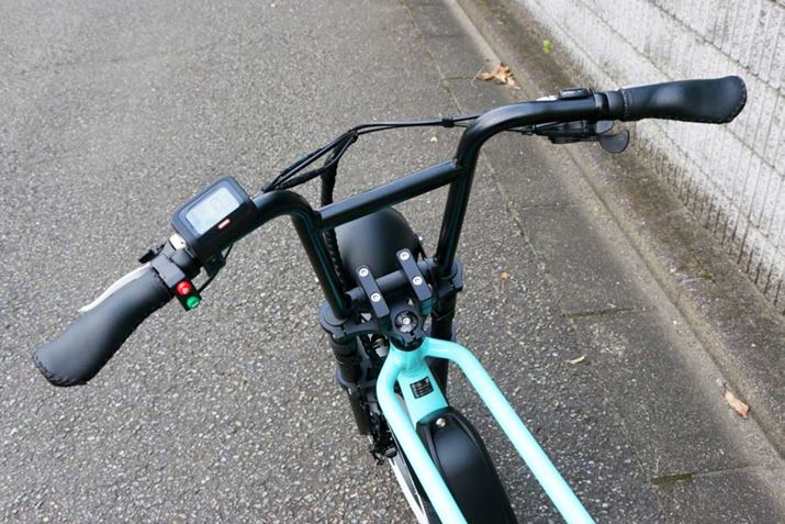 AJoCNv킹nh`BObv̓GSm~bN`̊v^CvŁAE葤ɃVtgo[A葤ɃfBXvC𑕔Ă