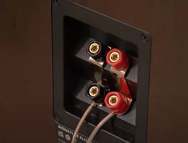 Xs[J[ɂẮAXs[J[[q2gȏ㎝Ăꍇ܂B̏ꍇɂAʐ^̂悤ɂǂ炩1gɃXs[J[P[uȂOKłB{Iɂ͂Ȃ₷قIׂ΂悢ł傤Bʐ^ł͏㉺̒[q̃v[gŐڑĂ܂̂ŁAǂ̒[qAvƐڑꂽԂɂȂ܂