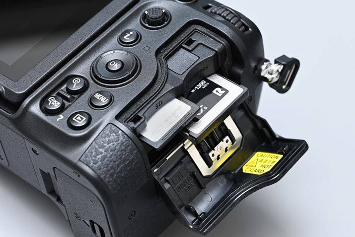 CFexpress Type BJ[hSDJ[hiUHS-IIΉj̃_uXbg̗p