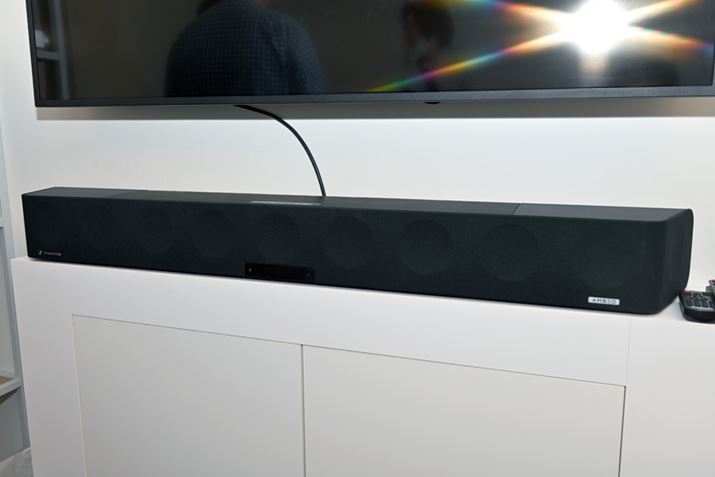 炪2021ŃuAMBEO SoundbarvBerʂ̑Oɉɂ͖{̃TCY傫Adʂ18.5kgƂȂ̏dœ{̉ƒł̓͂ȂȂn[h͍AVíuAMBEO Soundbar Plusv͂ȂRpNgŌyȂ̂ŁAerʂ̑Oɂݒu₷͂