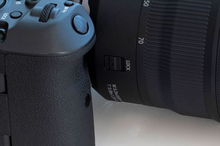 ➑̉Eʂɂ́AY[RɌJoĂ܂̂h߂̃Y[ObNo[ĂB2{ʂ̎dli摜́uRF24-70mm F2.8 L IS USMvj