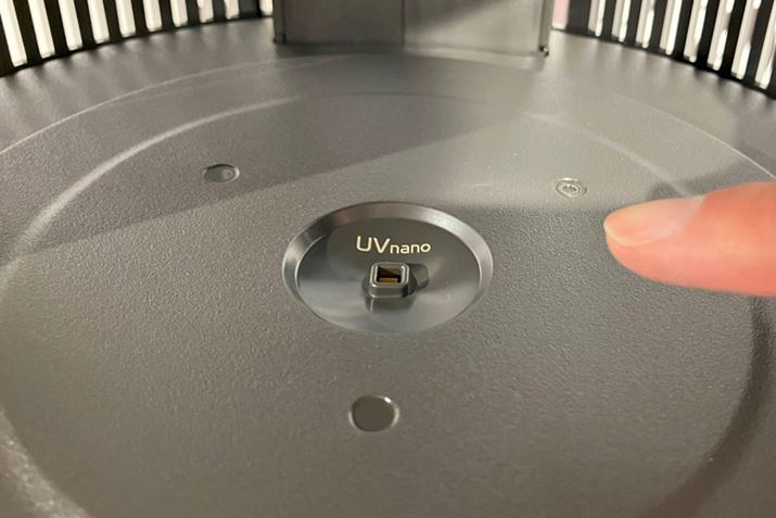 3w\̃tB^[o{̂̒ʂUV LED𓋍ڂA{̏㕔֋C𑗂t@ɕt׋ۂۂ܂