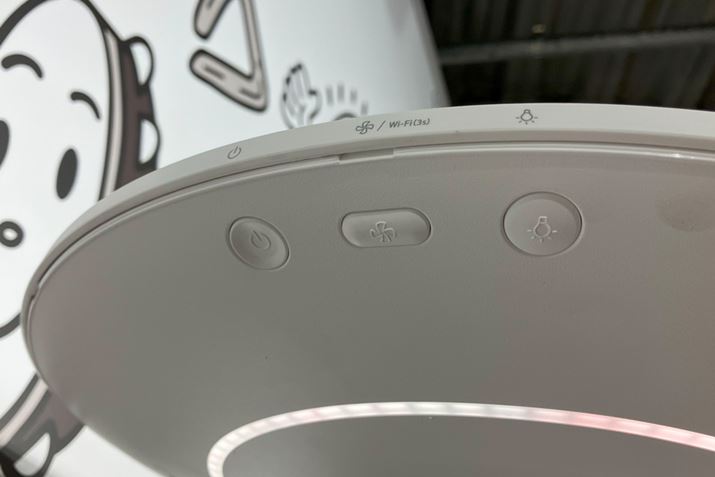 TChe[uƂĂ̋@\܂Ȃ悤ɖ{̂̓dAʁA[hCg̑{^͓VɔzuȂǁAȂfUCɔzꂽł