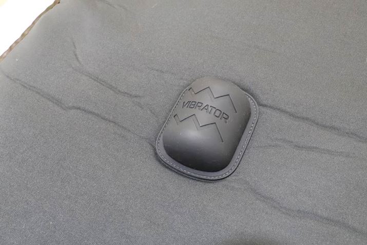 w̐^񒆂Uh^ĂoCu[^[Bx3iKŒ߉\ł