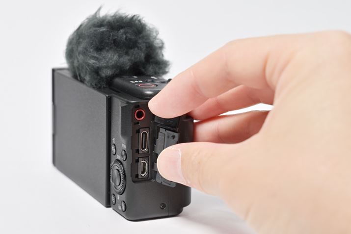 USB[q͏]f̃}CNUSBUSB Type-CɕύXꂽBUSB PDɂ͔ΉdE[dɑΉĂB̂قAHDMI}CN[q (^CvD)}CN[qȂǂ