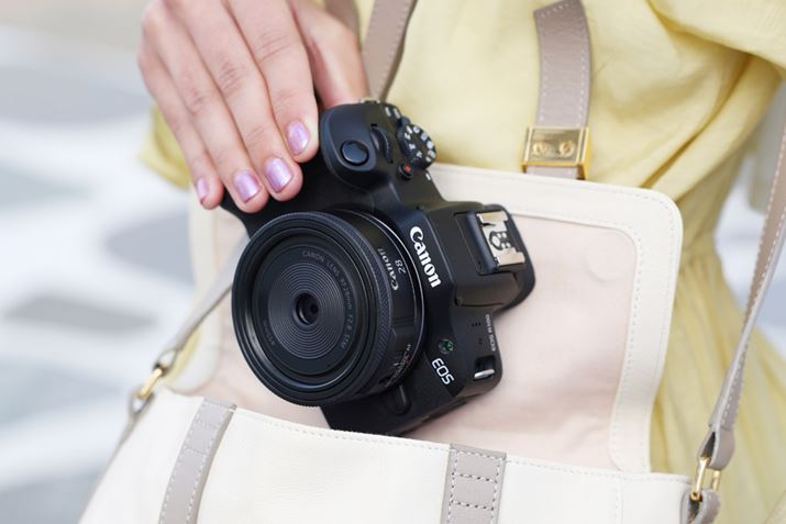 dʖ356giobe[A[J[h܂ށj̏^Eyʃ{fBBJo̒ɓĎ^т₷TCYỉ摜ŁuEOS R100vɑĂ̂͐VLpEPœ_YuRF28mm F2.8 STMvj