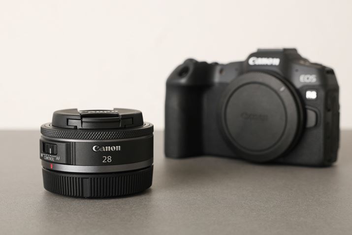 S24.7mmi[j/dʖ120g̃RpNgȍLpEPœ_YuRF28mm F2.8 STMv\ꂽBpP[LYƌĂ΂锖^YŁAuEOS R100vȂǂAPS-C~[XɑƏœ_45mm̕W̉pBLmICVbvł̔̔i48,400~iōj