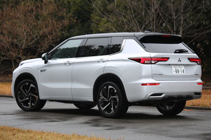 uAEg_[ṽtgAGNXeABtgtFCX́AOH̃ACfeBeBłu_Ci~bNV[hvpĂAtF_[Ȃǂ͗͋C[W悤ȃfUC̗pĂ