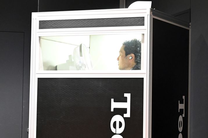 @̑OŒʘbsƂmCYጸ̃fBuEAH-AZ60vł͓eقڒȂ悤ȏ󋵂AuEAH-AZ80vł͂ƐEグĂ