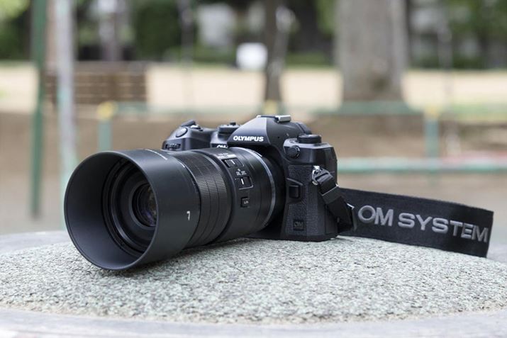 uM.ZUIKO PROYṽ}NYƂēoꂵuM.ZUIKO DIGITAL ED 90mm F3.5 Macro IS PROvBgݍ킹Ă~[XJ́AuOM SYSTEMṽtbOVbvfuOM-1v