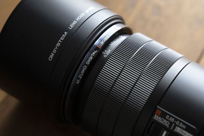 uM.ZUIKO DIGITAL ED 90mm F3.5 Macro IS PROvȂǁuM.ZUIKO PROV[YṽY̑́AtH[JXOXChMFɐ؂ւu}jAtH[JXNb`@\vĂ܂B̋@\AFMFuɐ؂ւ̂ŁA}NBeɂƂĂd󂵂܂BNb`@\ɋwWƎBe{\LĂ̂֗ȓ_ł