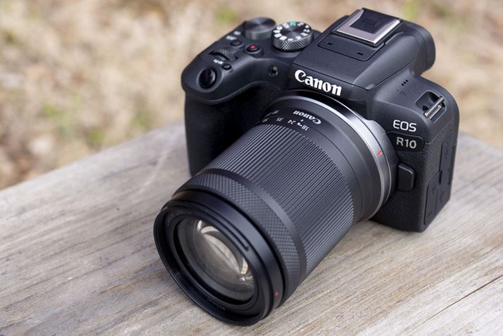 ЂƂ̃LbgYƂėpӂĂ鍂{Y[YuRF-S18-150mm F3.5-6.3 IS STMvp܂B35mmZŏœ_29&#12316;240mmJo[܂BuEOS R10vƂ̑gݍ킹̏dʂ͖739g