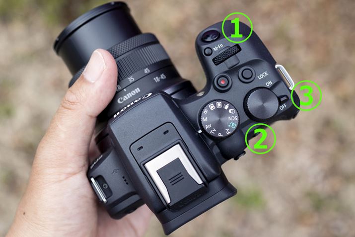 uEOS R10v̏㕔BEɃCdq_Ci1jƃTudq_Ci2j𓋍ڂAEő̑삪łdlłBdON/OFF̓XCb`i3jŊȒPɍs܂