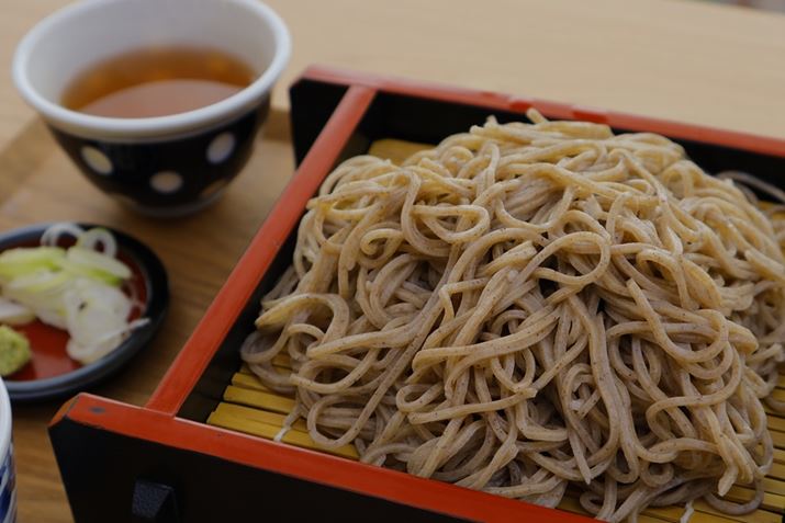 Ɍrɂ́A߂̂āA̕iȂHy߂܂Bł͂鋼܂ʐ^50Bef[^FEOS R10ARF-S18-45mm F4.5-6.3 IS STMA37mmi35mmZ59mmjAF6.3A1/100bAISO100AzCgoXFzAsN`[X^CFX^_[hBeʐ^i6000×4000A7.4MBj