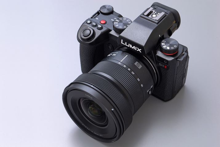 uLUMIX S 14-28mm F4-5.6 MACROv̏dʂ͖345gŁAtB^[a77mmBLpY[YƂĂ͏^EyʂȂ̂ŁARpNgȃtTCY~[XuLUMIX S5IIvƑ悢