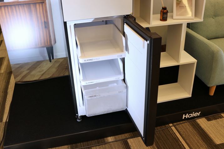 RȂAhA90xɊJԂŁAɓ̒IȂǂo݌vƂȂĂ܂BhA90xɊJΖȂɓɓꂽ̂ôŁAhAJقǂƋ4mm܂Ŋ񂹂Đݒu\