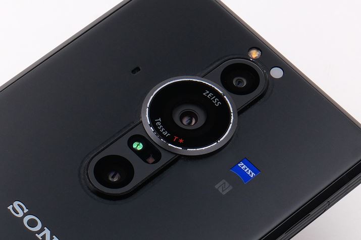 3̃AEgJ𓋍ڂĂ܂AuXperia 5vƓ24mmi35mmZj̍LpJi1.0^ZT[Aۂ̋L^TCY1/1.3^jg܂Bgp̎ł̂Őɏ≘ꂪ܂