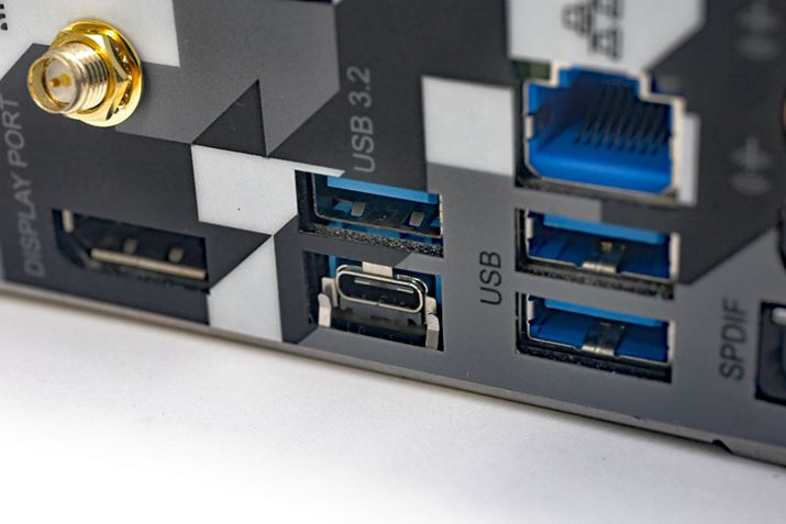 PC̃}U[{[hɂUSB Type-C[q͂BADisplayPort Alternate ModeUSB PDɑΉĂ鐻i͏Ȃ