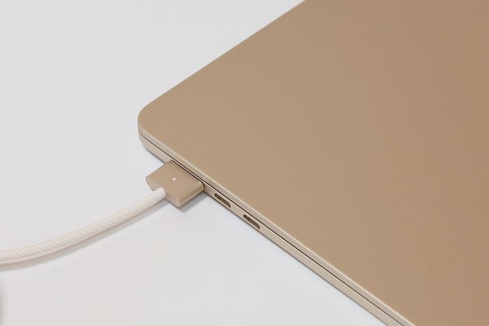 uMagSafe 3v̓}OlbgŎtAOyłBLEDCg[dĂ邩ǂɊmFł̂Ƃ