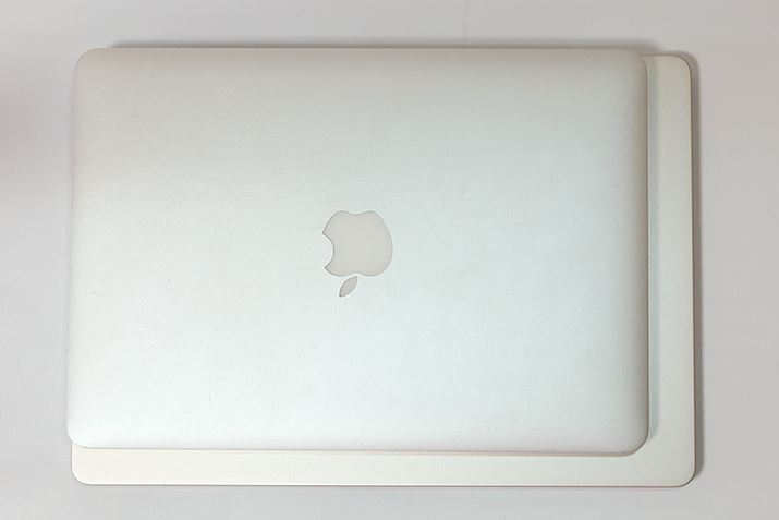 u13C`MacBook Provi2012jƏd˂Ă݂܂BlɂĊ͈ႤƎv܂Au15C`MacBook Airv͈ӊOƃRpNgɊ܂