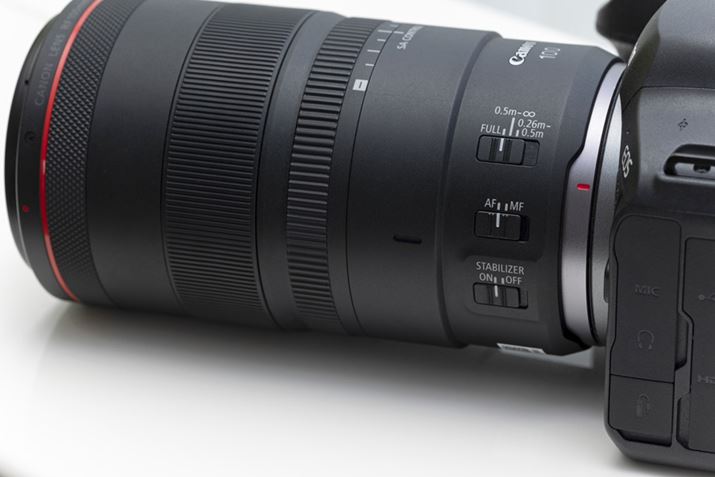 {ỸTCY81.5mmiőaj×148mmiSjŁAdʂ͖685gBuEF100mm F2.8 L MACRO IS USMvƔׂď傫dȂB➑̍ʂɁutH[JX~b^[vutH[JX[hXCb`vuu␳XCb`vƂXCb`ނ𓋍ڂĂ