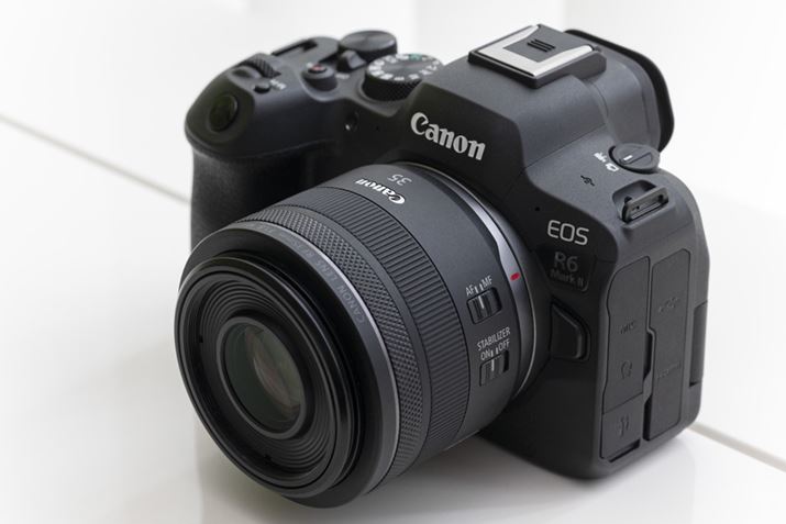 uEOS R6 Mark IIvƁuRF35mm F1.8 MACRO IS STMv̑gݍ킹B{Y͖74.4mmiőaj×62.8mmiSj/305gƌyʃRpNgȂ̂Ōgт₷