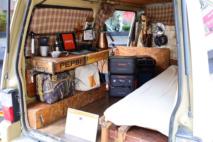 Ԓɂ|[^ud͏d󂷂iʐ^́uJackery |[^ud 1000 Plusvj