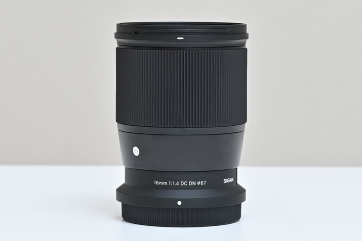 u16mm F1.4 DC DNv̑S94.3mmŏdʂ420gBЉ3{̒ł͍łďdYłAœ_24mmi35mmZjŊJF1.4ƂXybNlƏ\ɃRpNgł