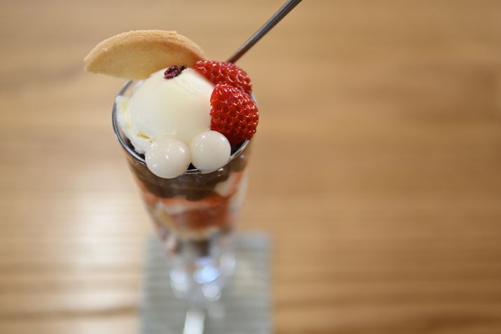 u16mm F1.4 DC DNv̍ƂĂBeptFAu30mm F1.4 DC DNvŎB1łB̎ʐ^ł́AptFɊĎ𖾊mɂ܂B35mmZŏœ_45mm̉p̂߁AʂAʂȂ̂IׂARx̍YłZ 50A30mm F1.4 DC DNA30mmi35mmZ45mmjAF1.4A1/80bAISO100AzCgoXFI[gAsN`[Rg[FX^_[hAANeBuD-CeBOFȂABlbgRg[FWA䂪ݕ␳FAܕ␳FBeʐ^i5568×3712A6.0MBj