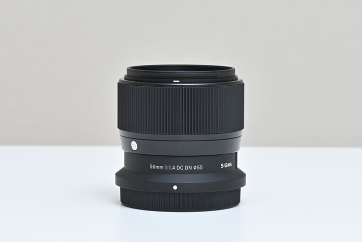 u56mm F1.4 DC DNv̑S61.5mmŏdʂ295gBRpNgŌy➑̂ɎdオĂ܂