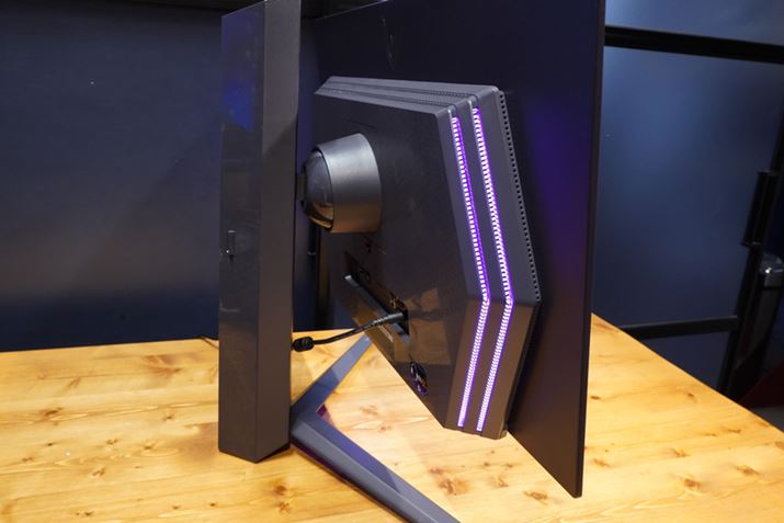 X^h͑S̒ɑΉBQ[~Oj^[炵Aʂɂ̓CeBO@\pӂĂ