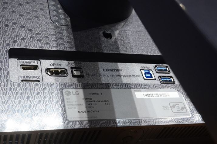 {̔wʂDisplayPort×1AHDMI×2AfW^óAUSB 3.0̃AbvXg[×1A_EXg[×2ȂǂpӂĂBȂA4ɂ̃wbhz[q͐ʂANZX₷悤ɖ{̉ɔzuĂ