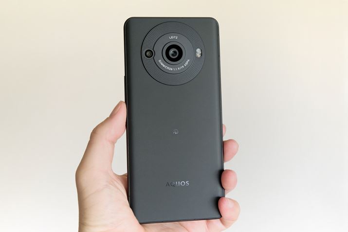 uAQUOS R8 proṽCJ́AOfƓA1C`CMOSZT[ƒLpYuSUMMICRON 1:1.9/19 ASPH.v̑gݍ킹BYӂɔzuꂽ傫ȃÓAuT[}lWgVXevƂVMVXeɂ́BSoCƃJjbg̔MOɗU邱ƂŌIȕMV@\