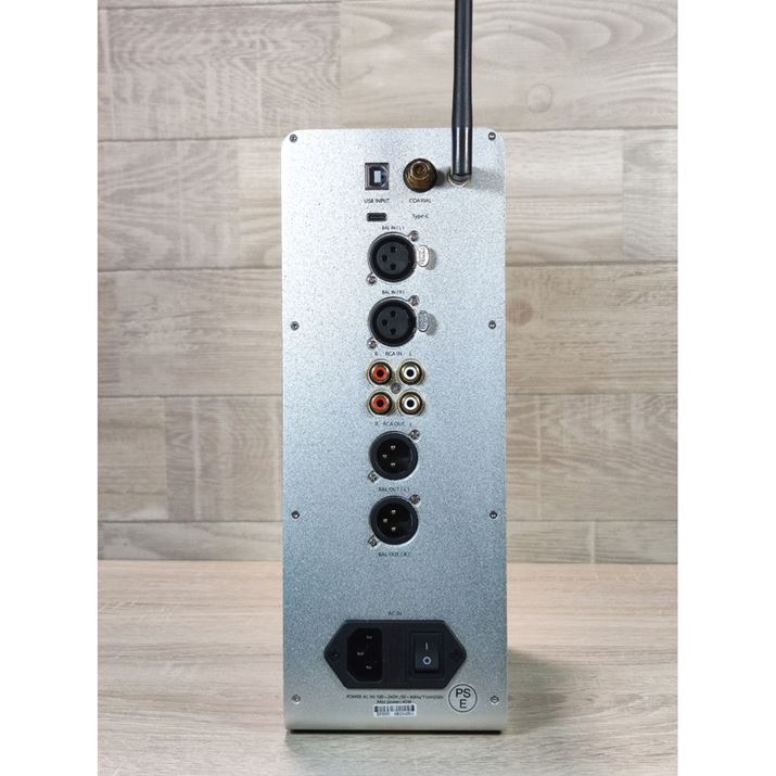 uEF600v̔wʁBUSB Type-BUSB Type-CAƂfW^͂ɉARCAXLRoXo͂pӂĂAʂȐڑ@\ƂȂĂ