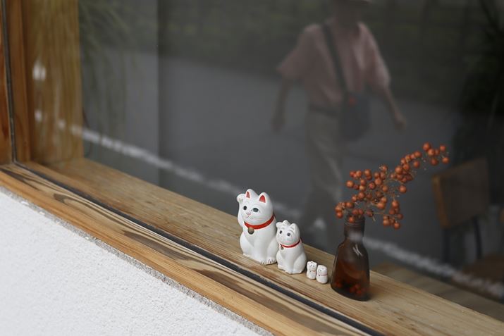 HʓdԂ̐Hɂaَq̑ɒ鏵LBēXĂ܂܂EOS R100ARF28mm F2.8 STMA28mmi35mmZ45mmjAF2.8A1/1250bAISO100AzCgoXFI[gAsN`[X^CFX^_[hBeʐ^i6000×4000A5.7MBj