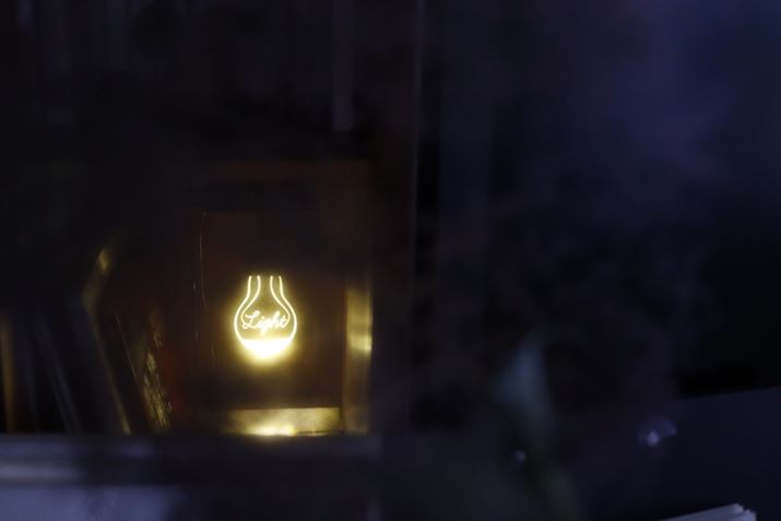 d̖{IɒuĂdIuWFɏƂ炳ꂽɂԂ˂ꂢȂƎv1EOS R100ARF28mm F2.8 STMA28mmi35mmZ45mmjAF2.8A1/60bAISO2000AzCgoXFI[gAsN`[X^CFX^_[hBeʐ^i6000×4000A5.0MBj