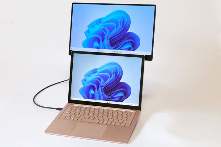 13.5^́uSurface Laptop 3vƑgݍ킹ĎgĂ݂܂AʃTCŸႢقǈӎ邱ƂȂg܂