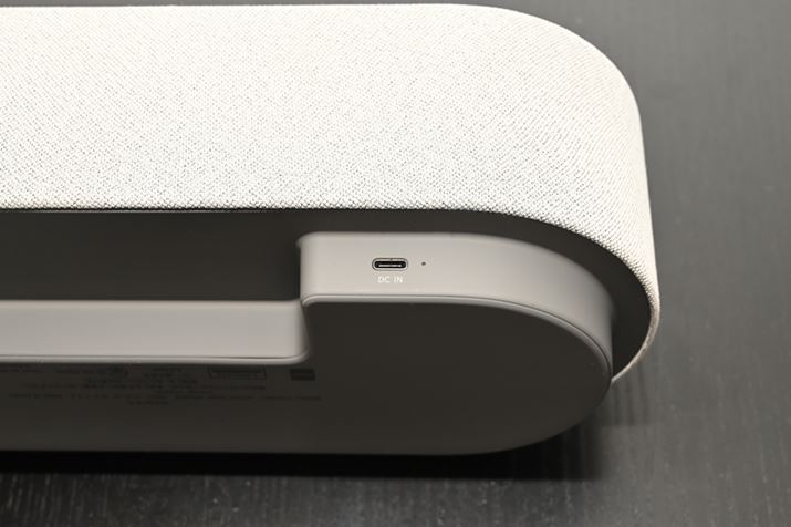 uHT-AX7v̓z[VA^[VXegHThƂAt@xbg^Ԑ擪ɕtĂ邪A͂BluetoothڑiSBC/AACR[fbNĵ݁Be@ƂȂtgXs[J[̔wʂɂ͏[dpUSB Type-C[q݂̂ŁAHDMIAiO/fW^͂Ȃǂ͈ؗpӂĂȂ