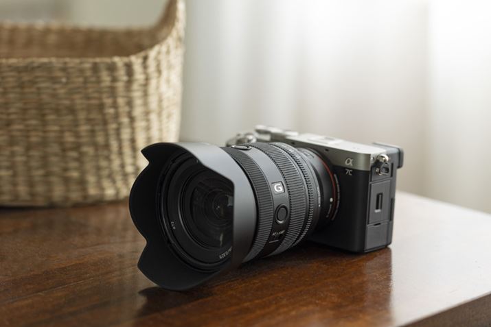 ̗̂́AtTCYȂRpNgȃ\j[u7CvƍŐV̕WY[YuFE20-70mm F4 Gvi2023N2j̑gݍ킹BCyȃXibvBeɍœKȃYłBYt[ht܂