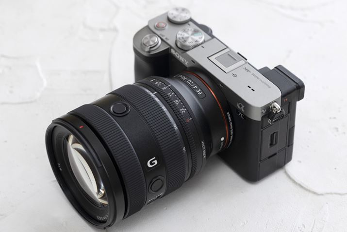 {fBTCY͖124.0ij×71.1ij×59.7isjmmŁAdʂ͖509giobe[A[J[h܂ށjB̃RpNgȃTCYŃ{fB5u␳𓋍ڂĂ܂BgpYuFE20-70mm F4 Gv͖488gȂ̂ŁA킹Ė997gƂgyꂵł