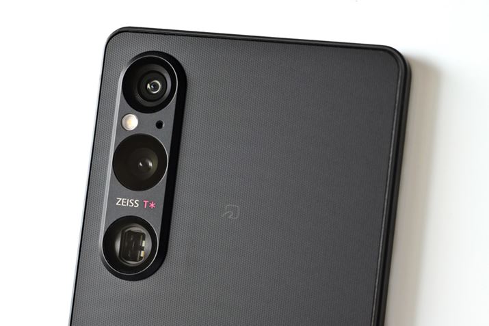 uXperia 1 Vv́ACJɒLpALpAwY[Ή̖]Ƃ3\̗pB̂LpJVAVJ́uExmor T for mobilevZT[̗pقAZT[TCY1/1.35^ɑ^ꂽ